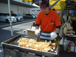 やきそば1時間で売切！